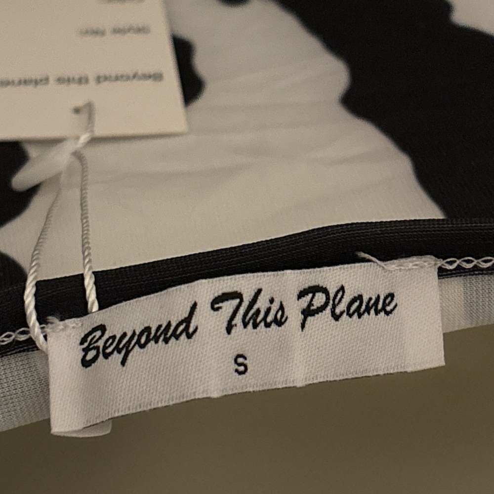 New Beyond This Plane Black & White Abstract Crisscross Tunic Size small - Picture 8 of 10